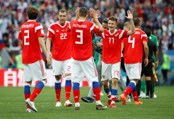 جولوفين مع لاعبي روسيا