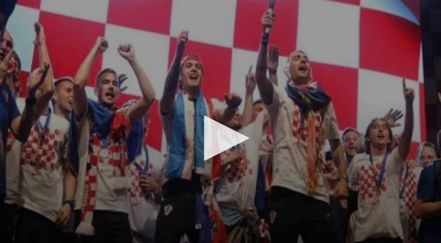 مودريتش مع لاعبي منتخب كرواتيا