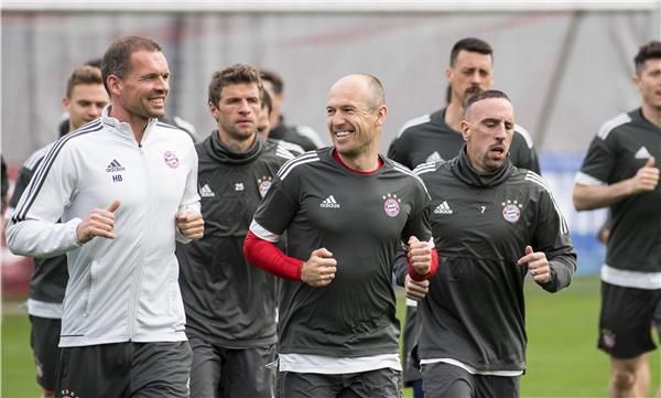 روبن مع لاعبي بايرن ميونخ