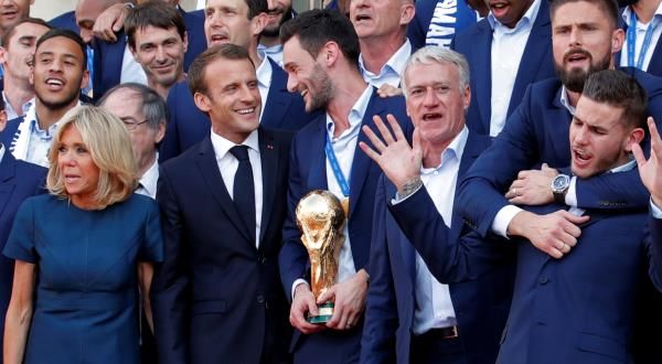 ديشامب مع لاعبي فرنسا