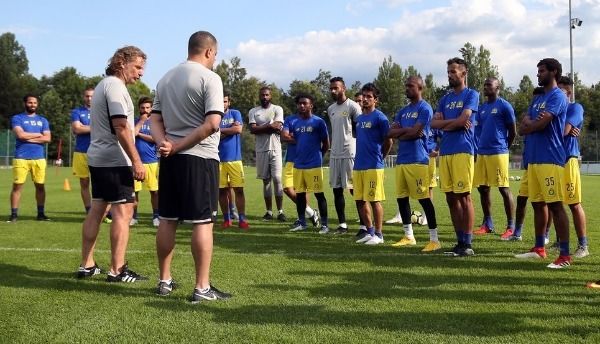 لاعبو النصر 