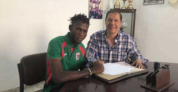 لحظة توقيع اللاعب