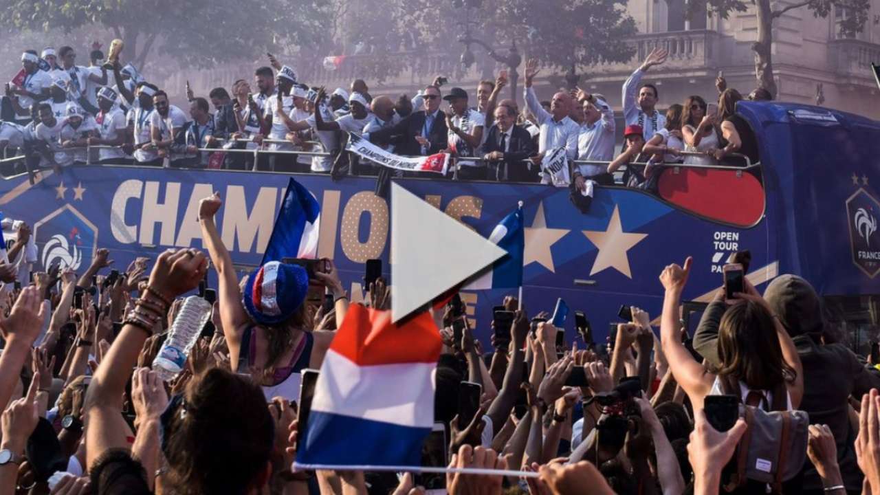 لاعبو فرنسا مع الجماهير