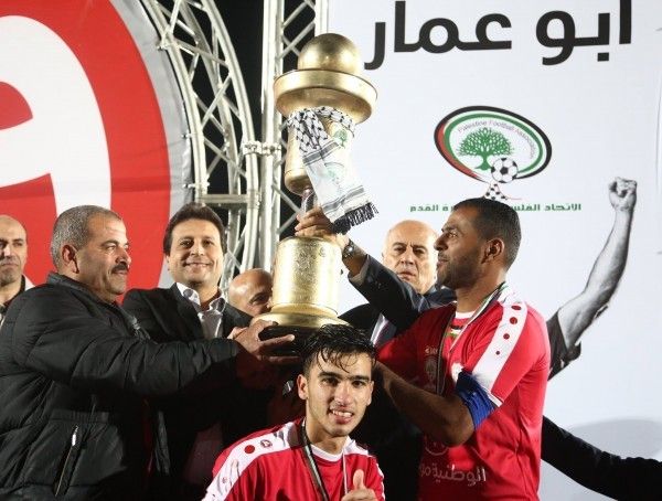 قائد بلاطة يرفع لقب النسخة الماضية