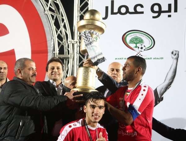 قائد بلاطة يرفع لقب النسخة الماضية