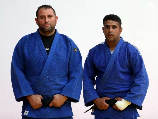 يونس إبراهيم مع مدربه محمد خلف