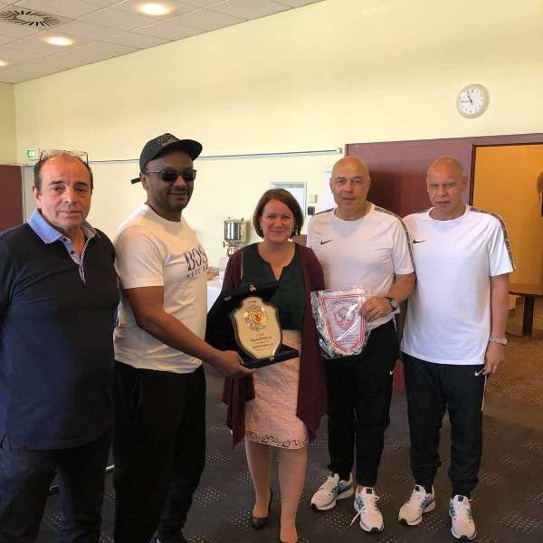 جانب من منح مديرة الفندق درع الزمالك