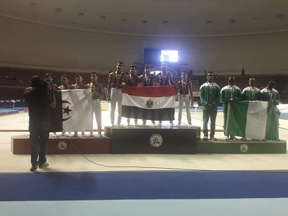 لحظة تتويج فريق الجمباز الفني المصري شباب بالذهبية