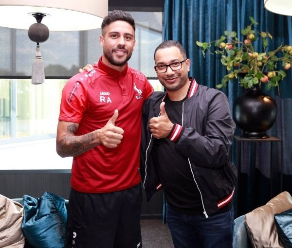 بعد توقيع العقود