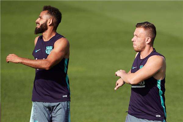 آرثر ميلو (على اليمين)