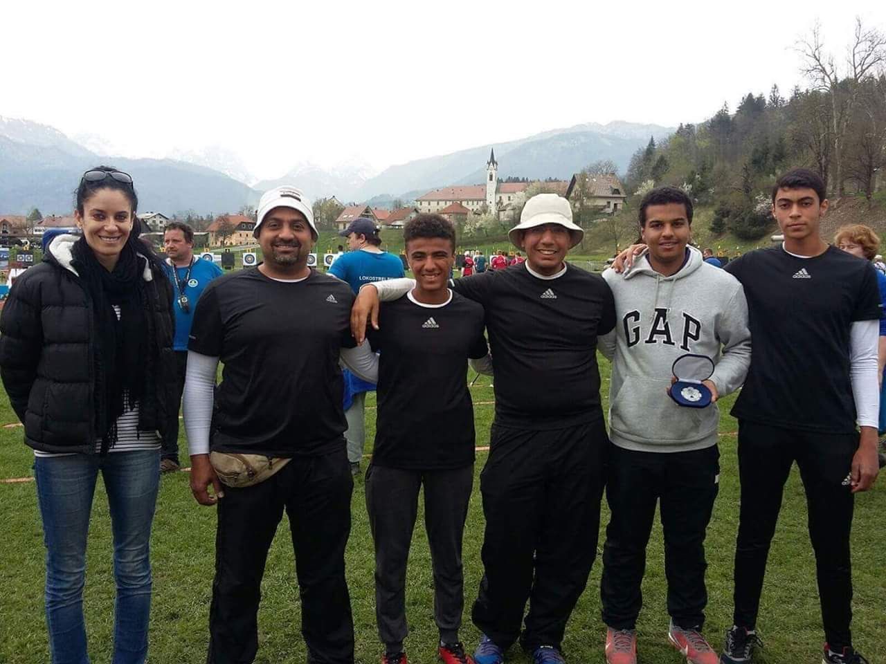 علي بهاء الدين وإسراء ياسين مع الجهاز الفني 