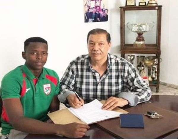  اللاعب الرواندي أثناء التوقيع