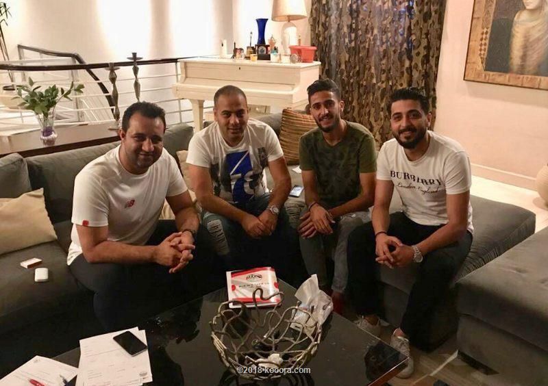 محمد عبد السلام أثناء التوقيع