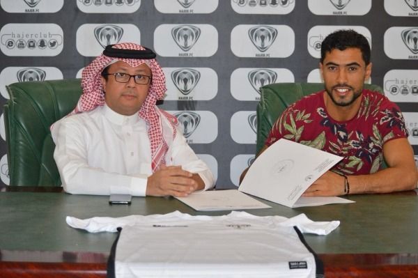 جانب من التوقيع