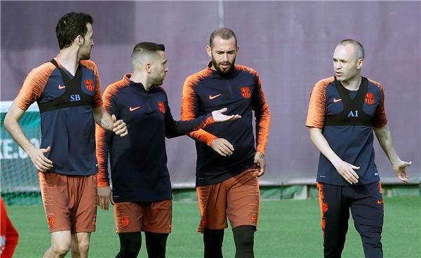 فيدال مع لاعبي برشلونة 