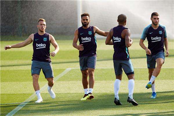 دوجلاس مع لاعبي برشلونة