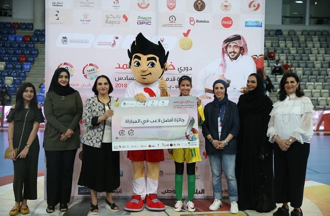 المهاجمة السعودية مريم التميمي مع جائزة أفضل لاعبة في المباراة