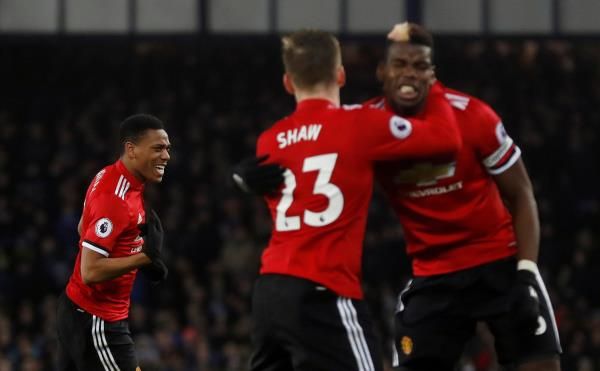 مارسيال مع لاعبي مانشستر يونايتد