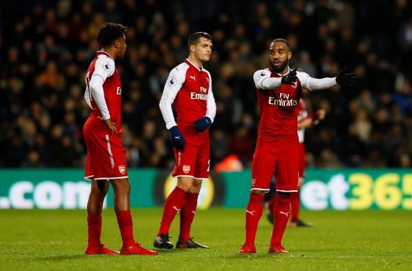 أليكس مع لاعبي آرسنال