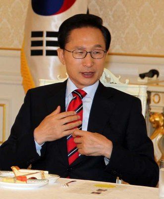 رئيس كوري  لي ميونغ باك