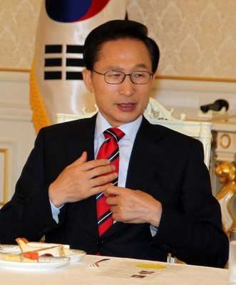 رئيس كوري  لي ميونغ باك