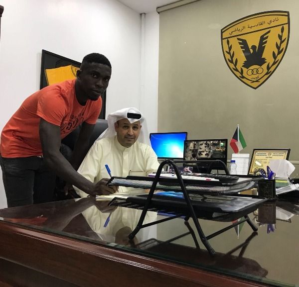 جانب من التوقيع