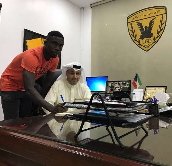 جانب من التوقيع