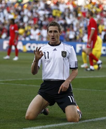 2010-06-27t143230z_01_wca140_rtridsp_3_soccer-world_reuters