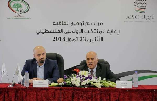 جانب من التوقيع