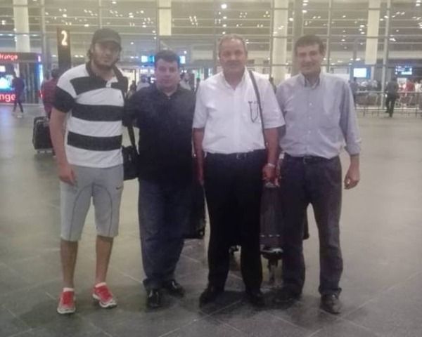 الرواشدة خلال استقباله المدرب في المطار