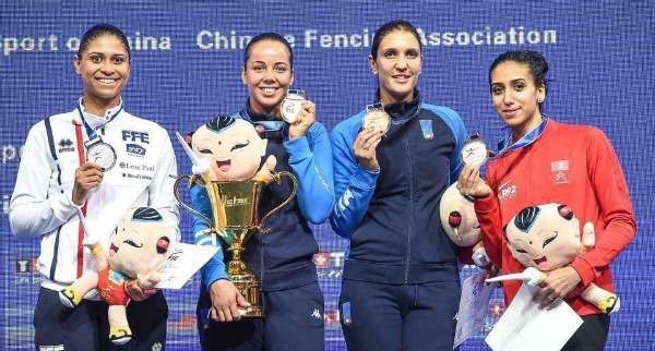  ايناس البوبكري (أقصى اليمين) 