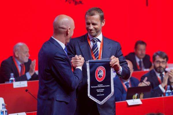  تسيفرين يهدي شعار اليويفا لروبياليس