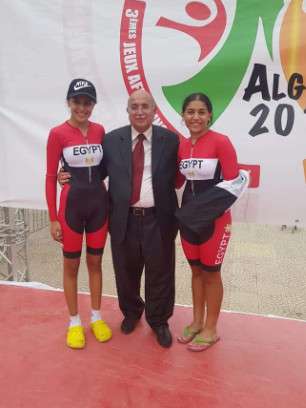 سهيلة سيد على يمين الصورة