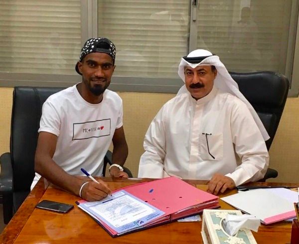 جانب من التوقيع