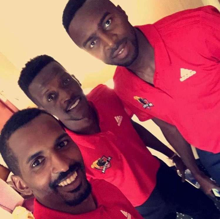 هوساوي مع زميليه