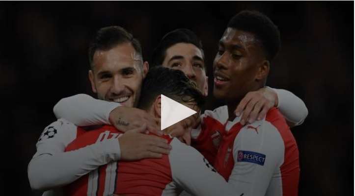 مسعود أوزيل مع زملائه في آرسنال