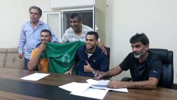 جانب من توقيع اللاعب