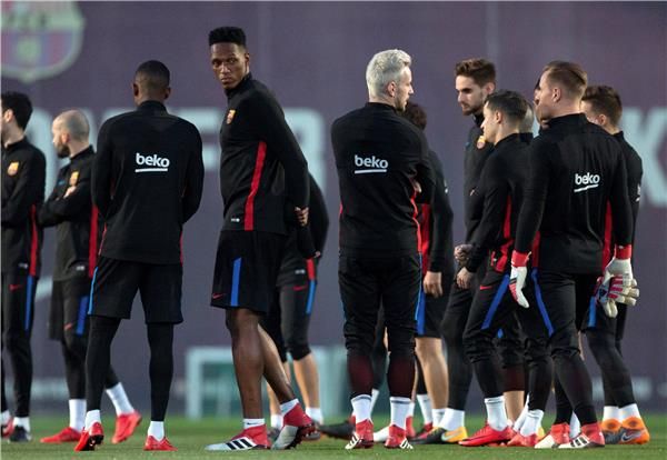 ياري مينا مع لاعبي برشلونة