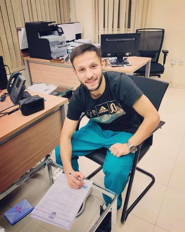 خلال توقيع العقود