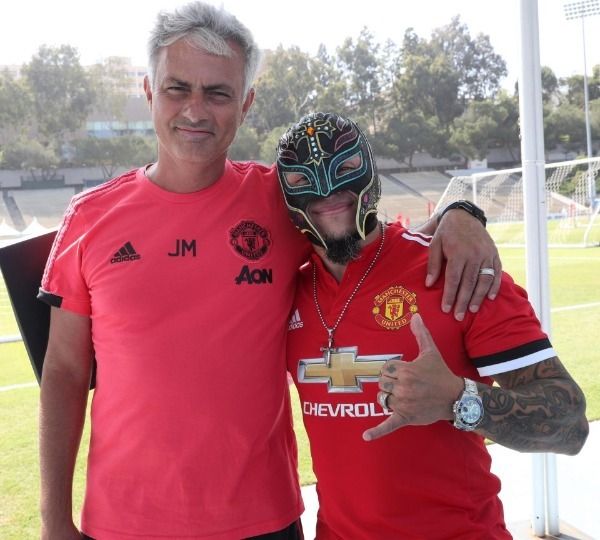 المصارع المكسيكي المخضرم راي ميستيريو مع مورينيو