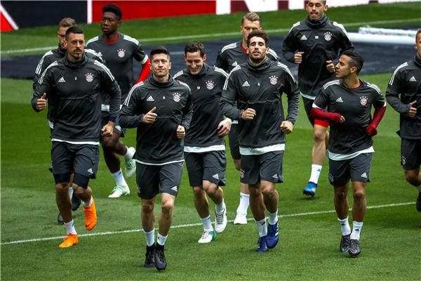 ليفاندوفسكي مع لاعبي بايرن ميونخ