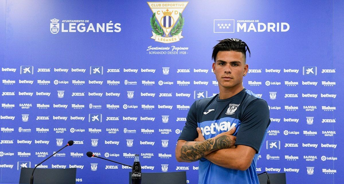 سيلفا بقميص ليجانيس