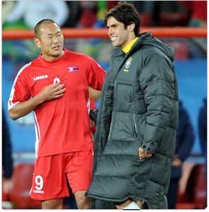 البرازيلي كاكا عند رفضه تبادل قميصه مع الكوري الشمالي جونغ تاي سي