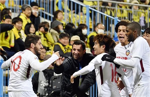 باتو مع لاعبي تيانجين