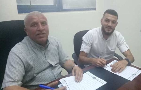 قويدر أثناء التوقيع