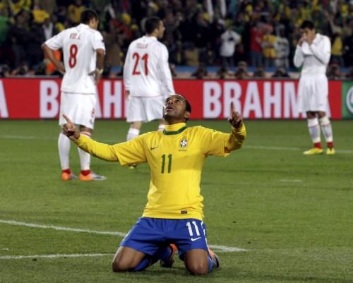فرحة اللاعب روبينهو بتسجيله الهدف في مرمى الشيلي