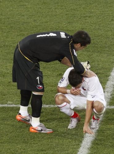 الحارس التشيلي كلاوديو برافو يواسي زميله كارلوس كارمونا