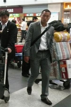 جونغ تاي سي في مطار بكين قبل السفر إلى بيونغ يانغ