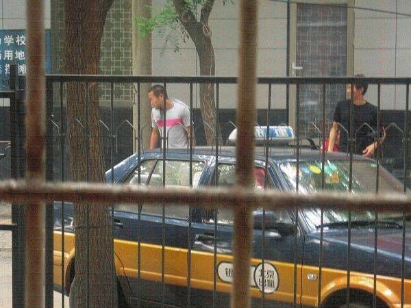 المهاجم جونغ تاي سي ( بالقميص الرمادي ) تجول في شوارع بكين قبل العودة إلى بلاده