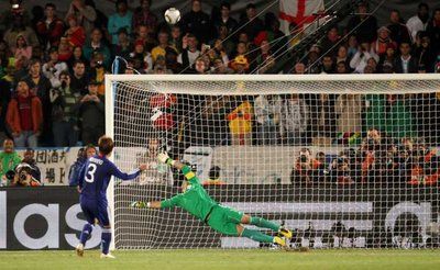 كومانو عند إضاعته الركلة الترجيحية أمام الباراغواي